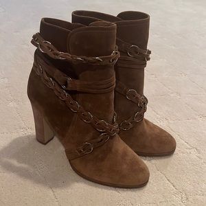 Vince Camuto John Camuto especial edition and colaborou cognac booties